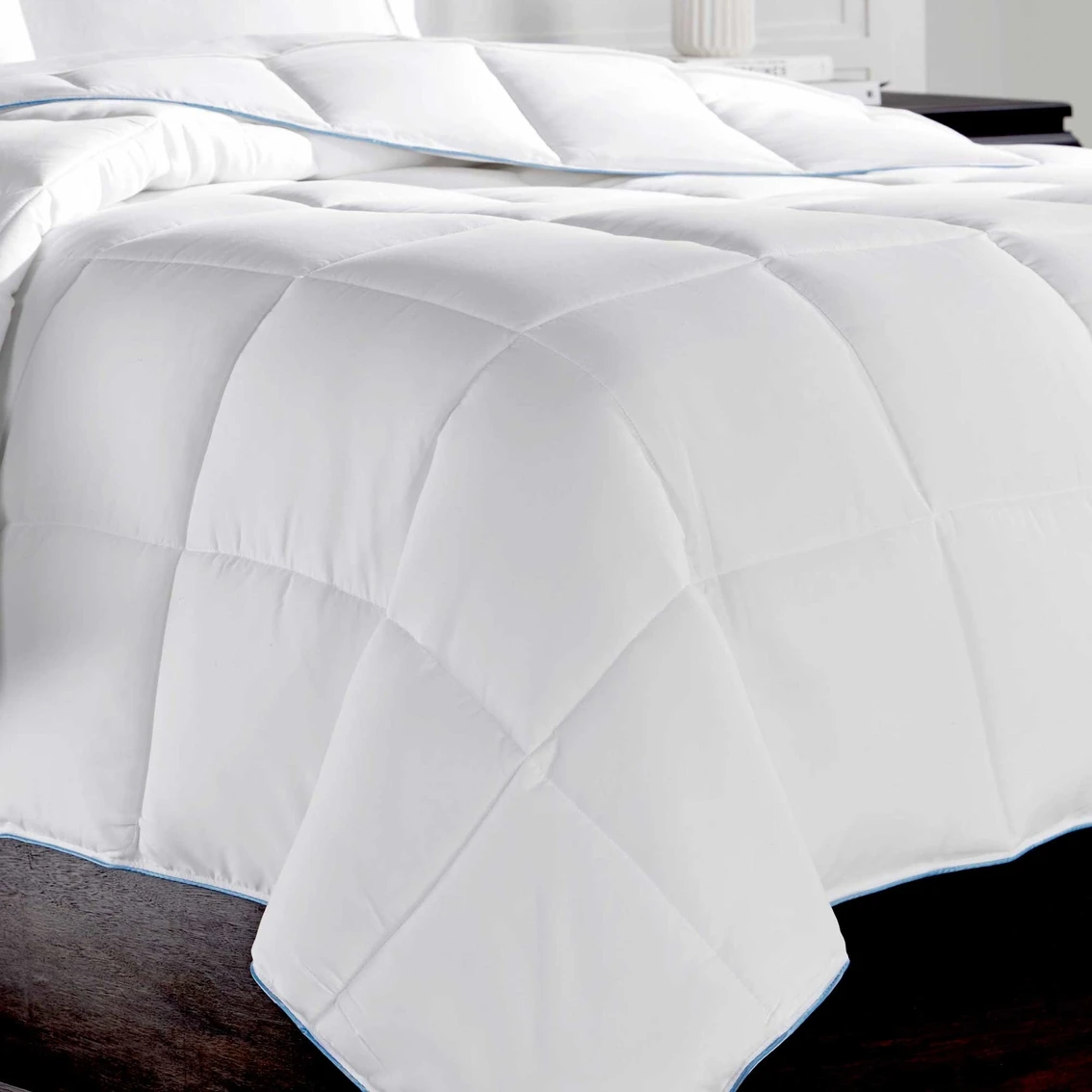 Brand new ???? MGM Grand At Home Grand Collection All Season Down Alternative Comforter ???? 2 Brand new ???? MGM Grand At Home Grand Collection All Season Down Alternative Comforter ???? - Image 2